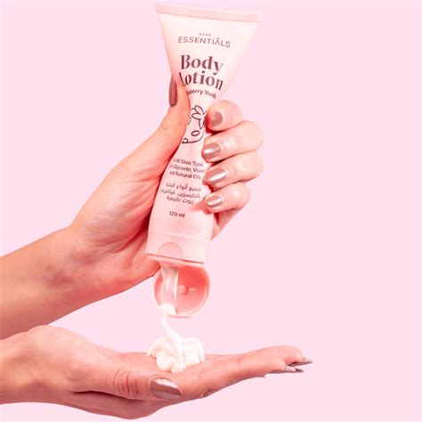 ESSENTIALS BUTTER RICH BODY CREAM STRAWBERRY VANILLA 125ML